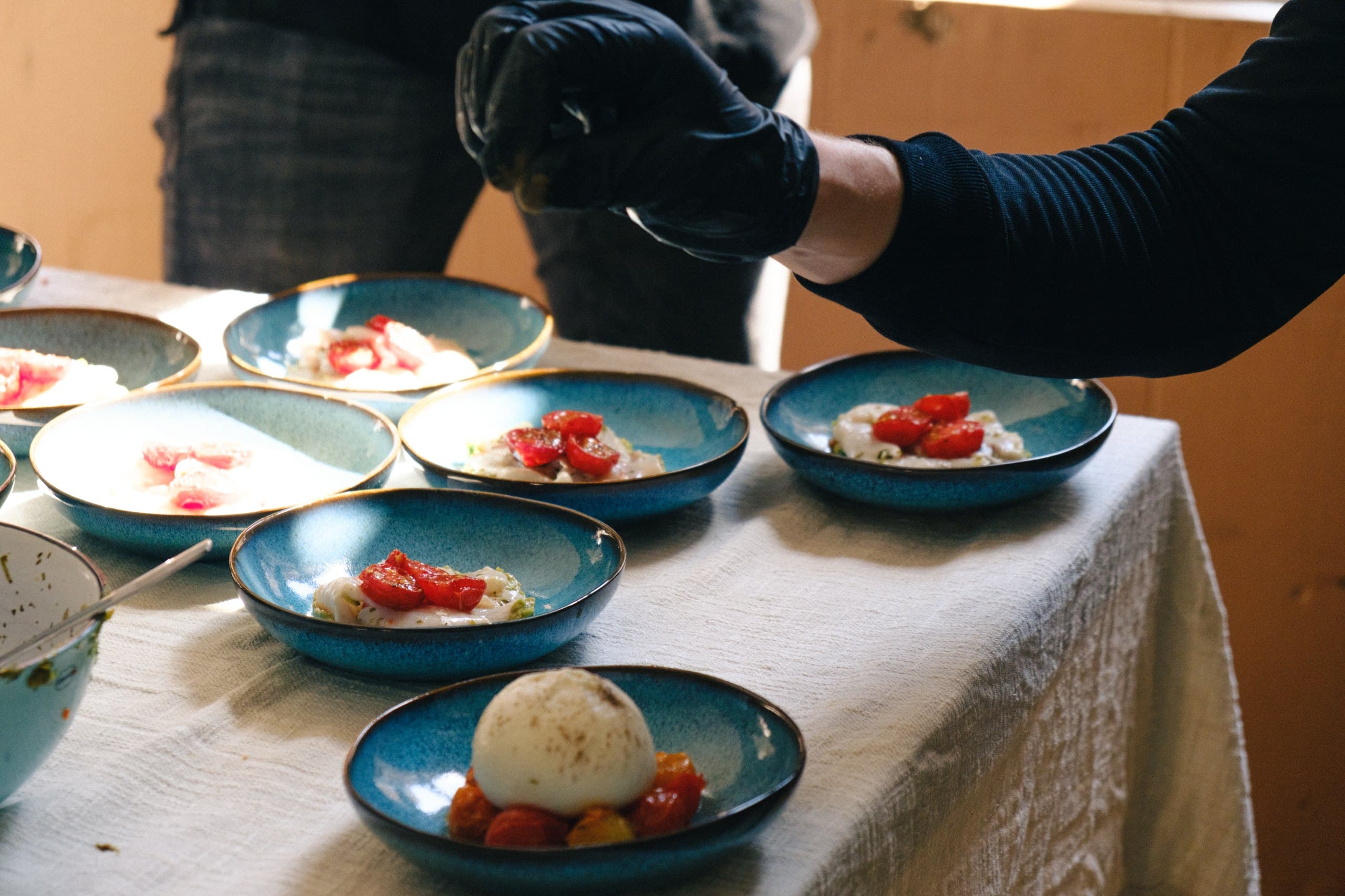 Chef maakt tijdens een evenement rij voor rij kleine kommen af