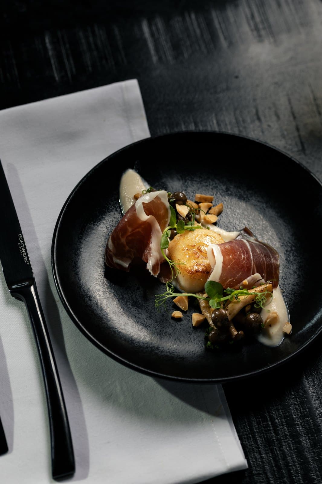 Coquille met rauwe ham, gemarineerde paddenstoelen en hazelnoot
